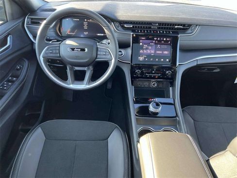 New 2025 Jeep Grand Cherokee Altitude image 6