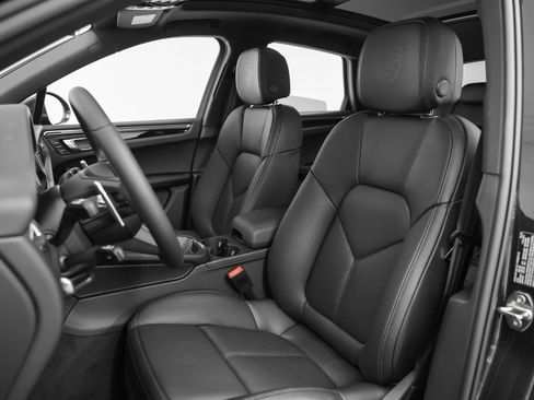 Certified 2025 Porsche Macan image 5