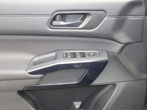 Certified 2025 Nissan Pathfinder SV image 18