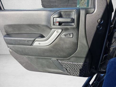 Used 2016 Jeep Wrangler Unlimited Rubicon image 25