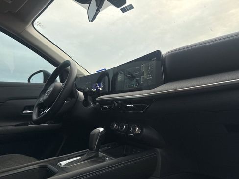 Certified 2025 Nissan Kicks SV image 21