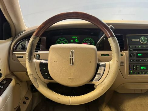 Used 2007 Lincoln Town Car Signature Limited RWD image 8