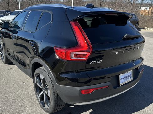 Used 2022 Volvo XC40 T5 Momentum w/ Premium Package image 8