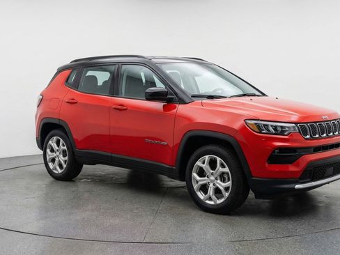 Used 2025 Jeep Compass Latitude image 1