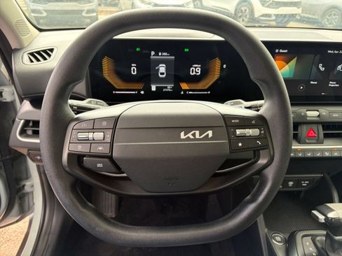 Used 2025 Kia K4 FWD image 36