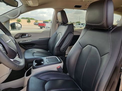 Used 2024 Chrysler Pacifica Touring-L FWD image 7
