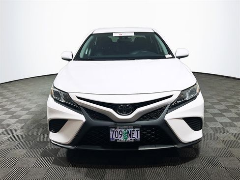 Certified 2019 Toyota Camry SE image 3