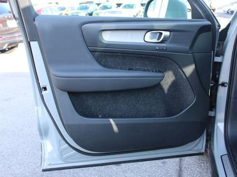 Used 2025 Volvo XC40 B5 Core image 10