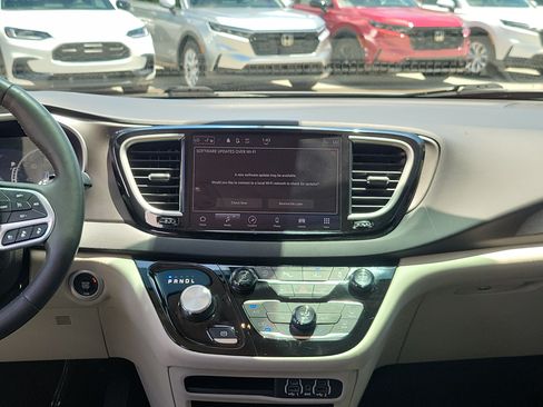 Used 2023 Chrysler Pacifica Touring-L FWD image 18