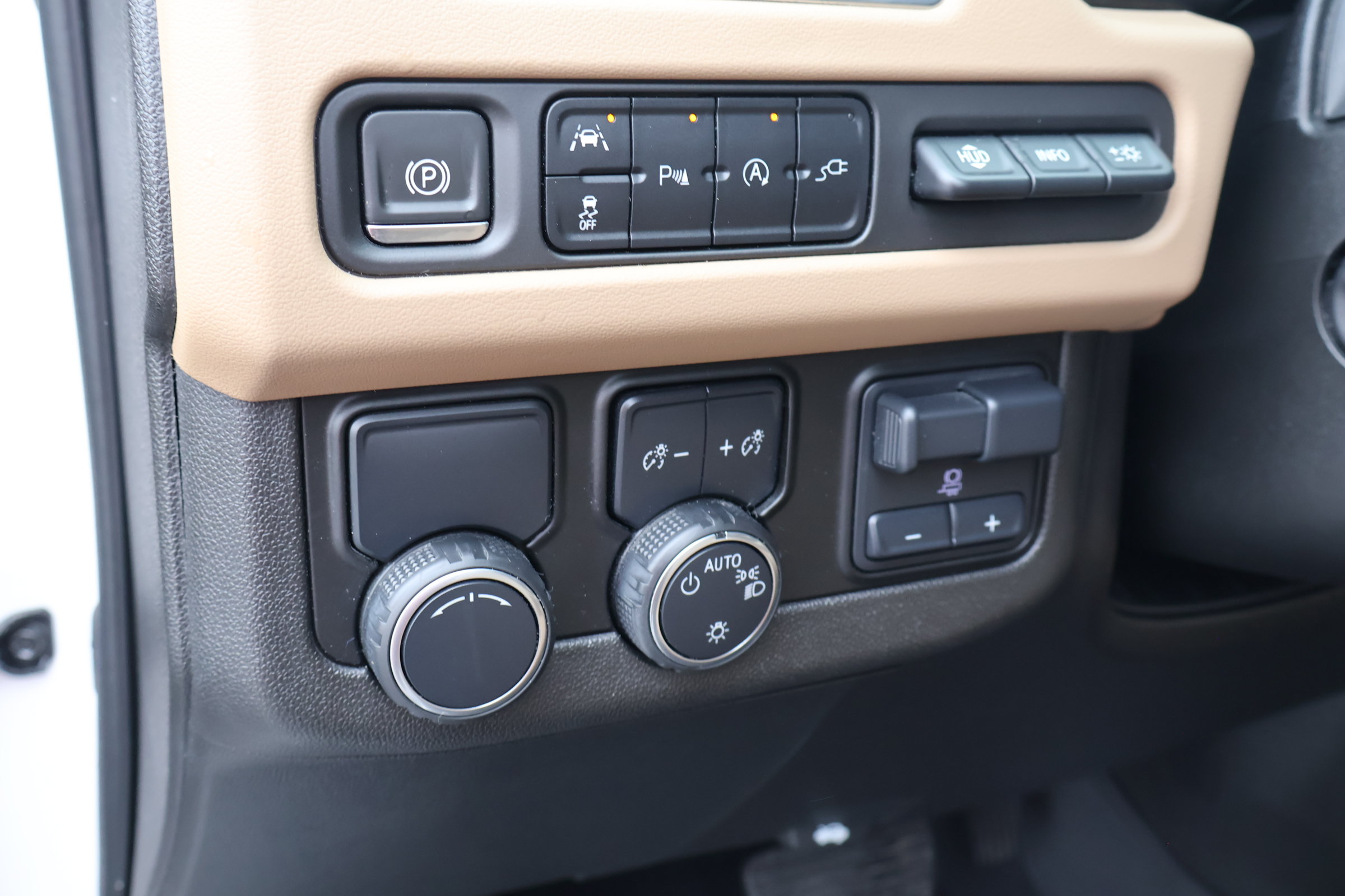 Used 2021 Chevrolet Suburban Premier w/ Premium Package RWD image 27