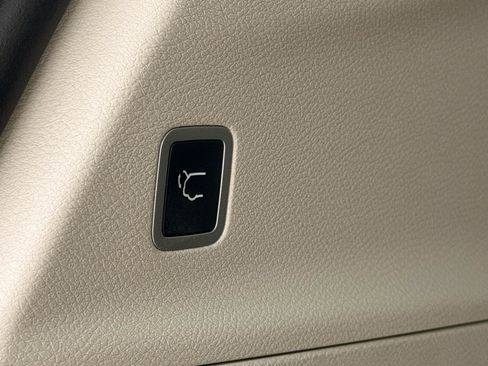 Used 2023 Chrysler Voyager LX FWD image 17