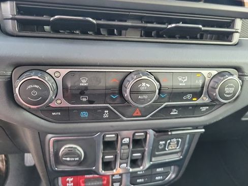 Used 2024 Jeep Wrangler Unlimited Rubicon 4xe AWD/4WD image 19