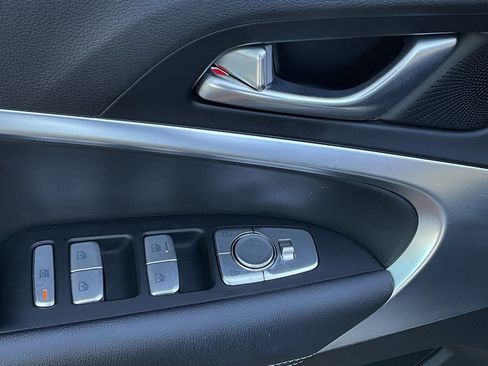 Used 2025 Genesis G70 2.5T image 12