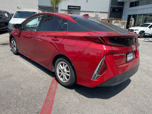Used 2017 Toyota Prius Prime Advanced w/ Preferred Accessory Package FWD image 4