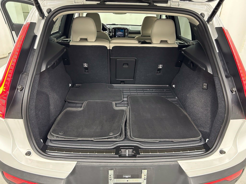 Used 2025 Volvo XC40 B5 Plus AWD/4WD image 11
