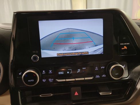 Used 2024 Toyota Highlander XLE AWD/4WD image 17