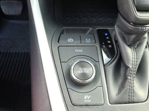 Certified 2025 Toyota RAV4 XLE image 21