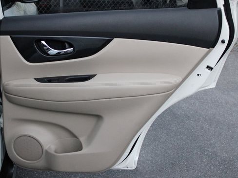 Used 2018 Nissan Rogue SV image 19