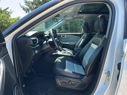 Used 2022 Ford Explorer XLT w/ Equipment Group 202A AWD/4WD image 13