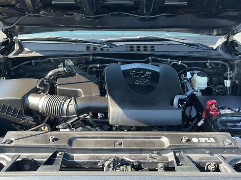 Used 2018 Toyota Tacoma TRD Sport image 34