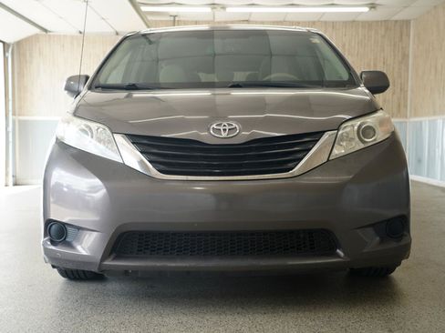 Used 2011 Toyota Sienna LE FWD image 3