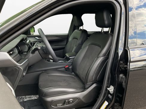 Used 2025 Jeep Grand Cherokee Altitude AWD/4WD image 9