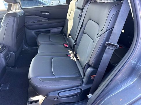 New 2025 Nissan Pathfinder SL image 16