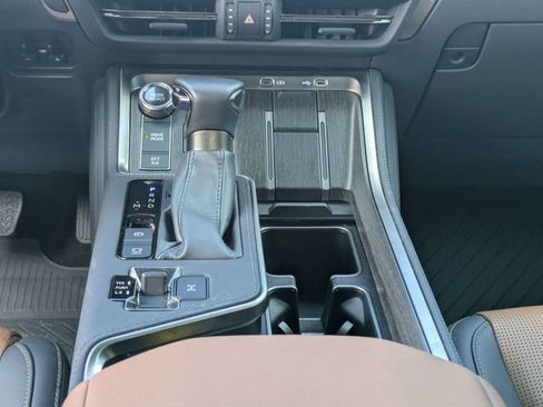 Used 2024 Lexus GX 550 w/ Accessory Package (31) AWD/4WD image 24