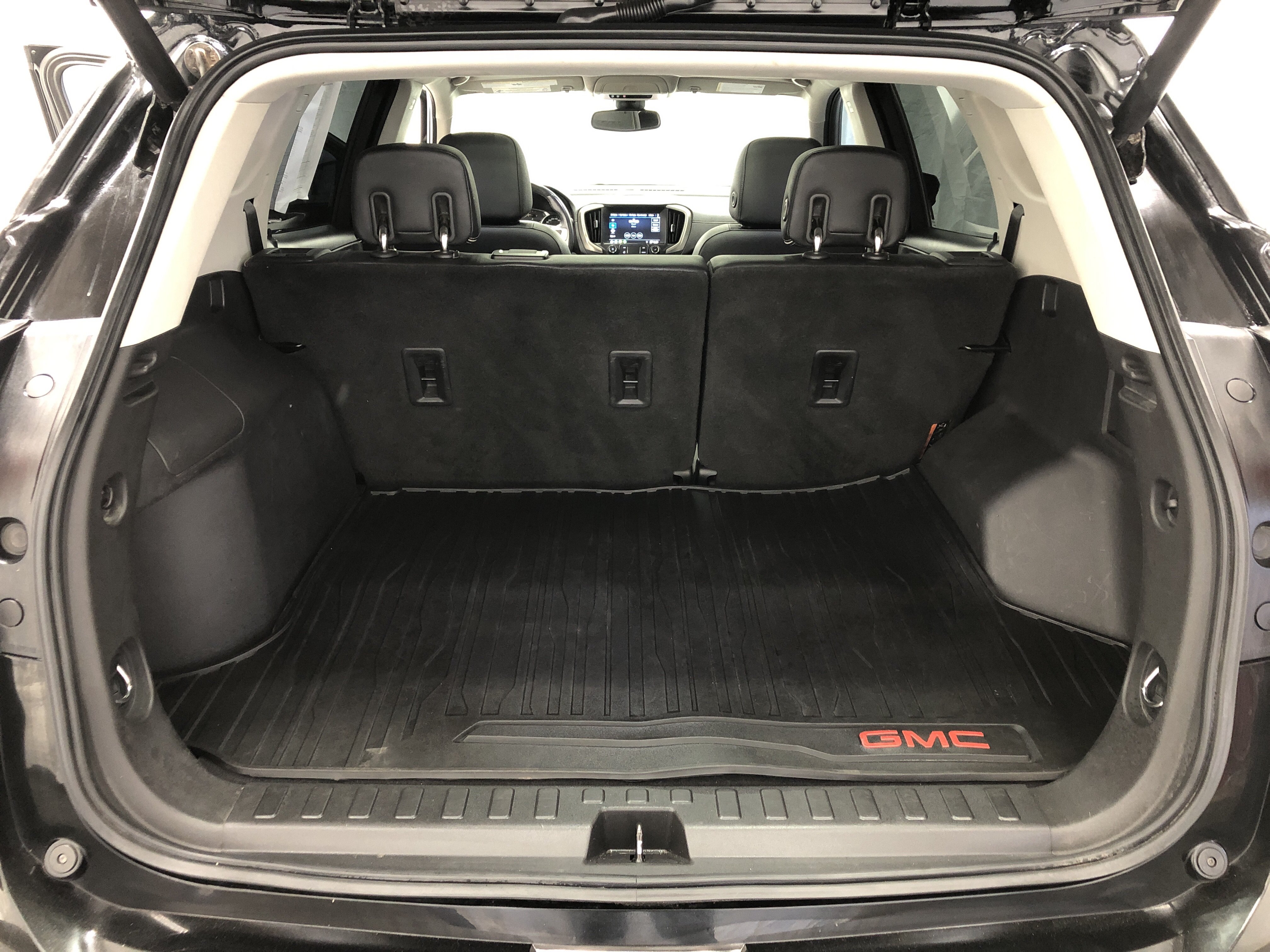 Used 2020 GMC Terrain Denali w/ GMC Pro Grade Package AWD/4WD image 8