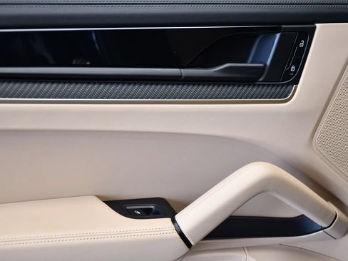 Certified 2025 Porsche Cayenne AWD/4WD image 41