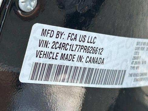 Used 2023 Chrysler Pacifica Touring-L FWD image 40