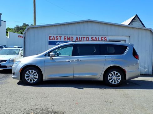 Used 2017 Chrysler Pacifica Touring-L FWD image 2