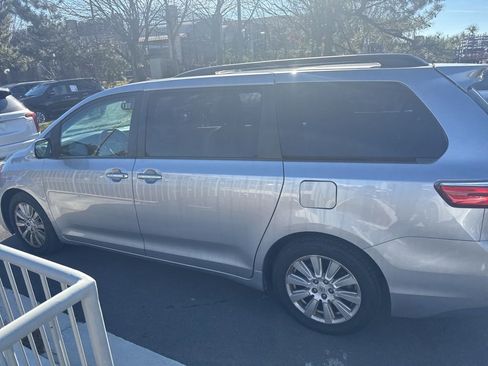 Used 2017 Toyota Sienna Limited Premium image 8