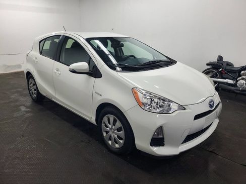 Used 2014 Toyota Prius C Three image 3