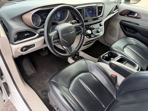 Used 2021 Chrysler Voyager Lxi image 10