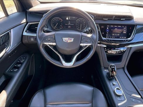 Used 2025 Cadillac XT6 Premium Luxury image 8