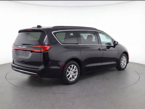 Used 2024 Chrysler Pacifica Touring-L image 9