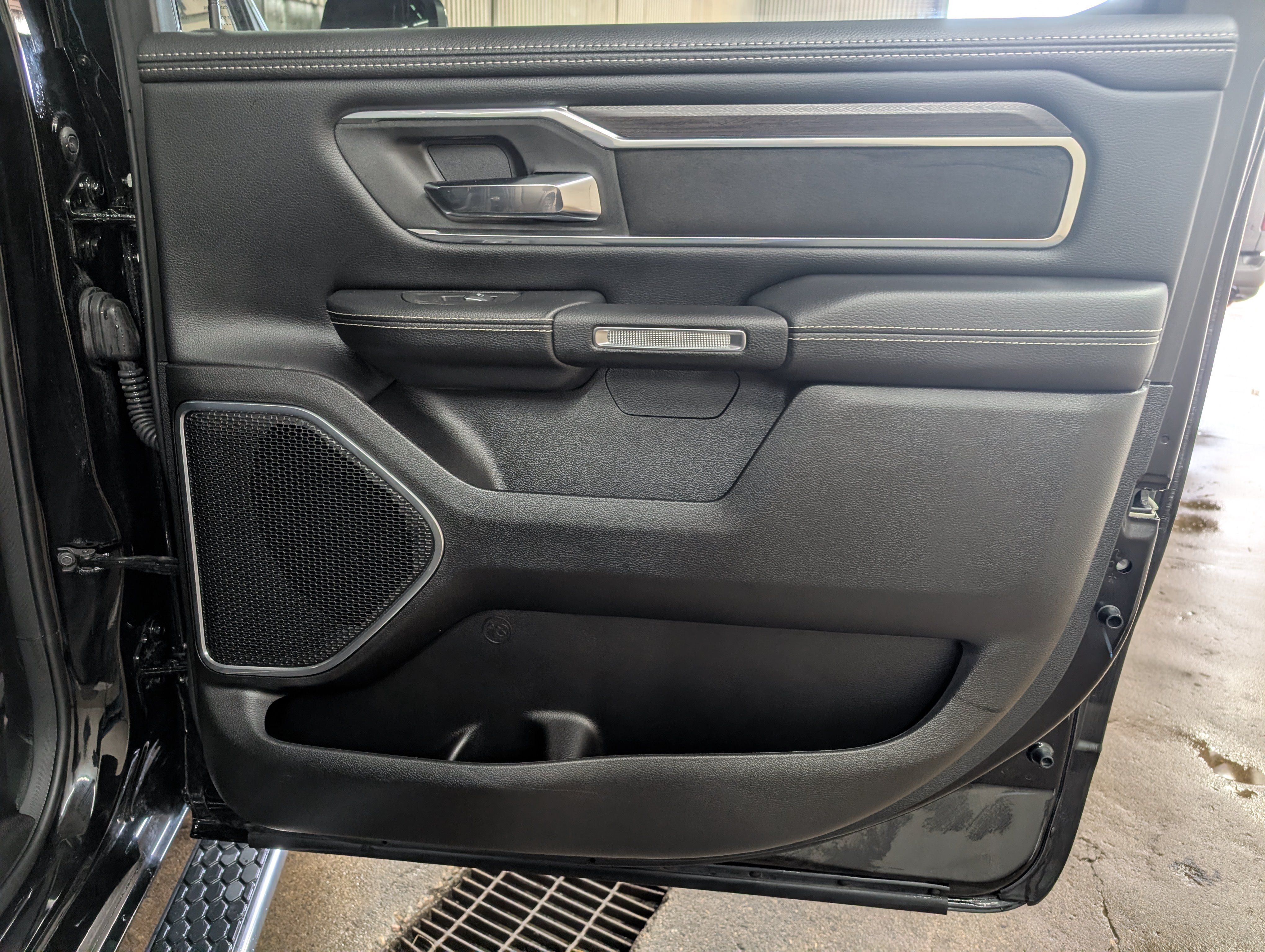 Used 2025 RAM 1500 Laramie w/ Sport Appearance Package AWD/4WD image 9