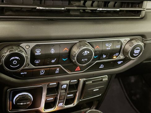 Used 2025 Jeep Wrangler Sahara image 23