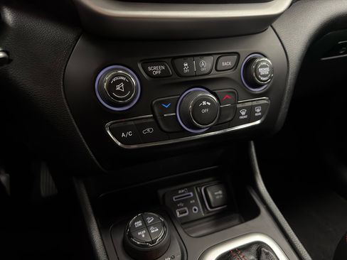 Used 2016 Jeep Cherokee Trailhawk w/ Leather Interior Group image 25