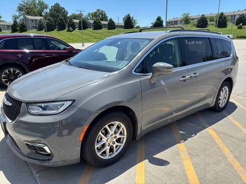 Used 2022 Chrysler Pacifica Touring-L FWD image 1