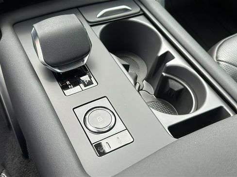 New 2025 Land Rover Discovery S image 21