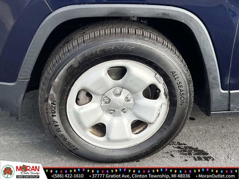 Used 2016 Jeep Cherokee Sport image 9