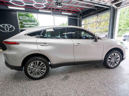 Used 2023 Toyota Venza Limited AWD/4WD image 4