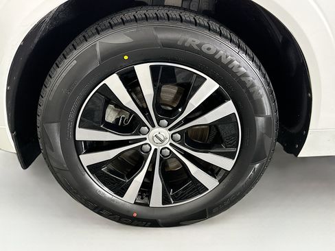 Used 2023 Volvo XC60 B5 Core FWD image 11