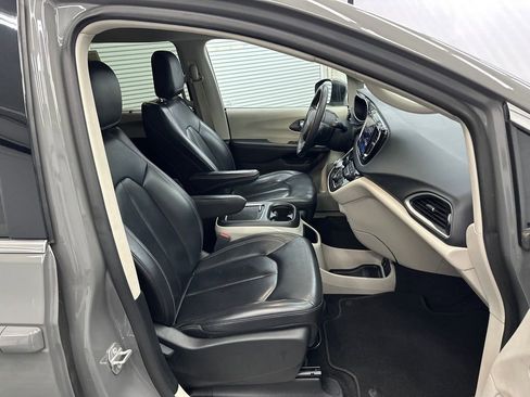 Used 2023 Chrysler Pacifica Touring-L FWD image 15