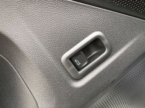 Used 2025 Volkswagen Tiguan SE w/ Panoramic Sunroof Package image 12