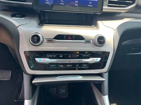 Used 2024 Ford Explorer XLT w/ Equipment Group 202A AWD/4WD image 36