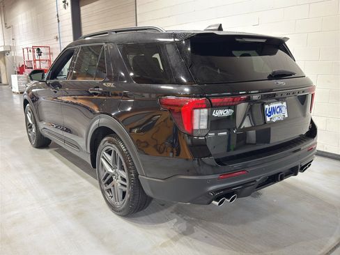 Used 2025 Ford Explorer ST image 3