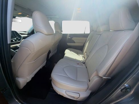 Used 2021 Toyota Highlander XLE FWD image 25